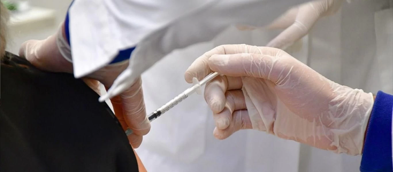 «Ειδικός» της κυβέρνησης θέλει περισσότερα «δικαιώματα» σε εμβολιασμένους & απειλεί: «Δεν θα βγάλουμε ποτέ τις μάσκες»!
